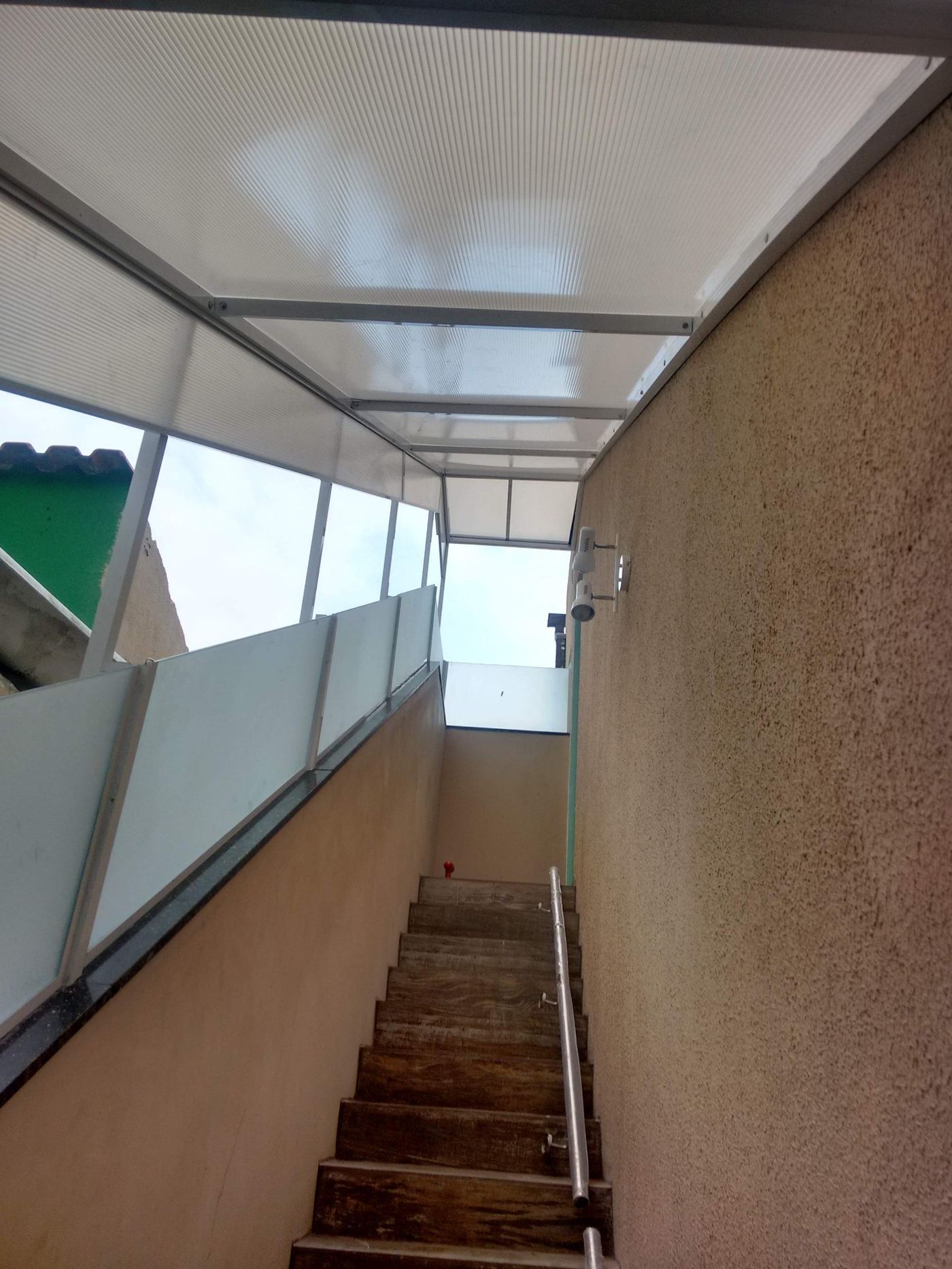 Cobertura em policarbonato + guarda-corpo de vidro