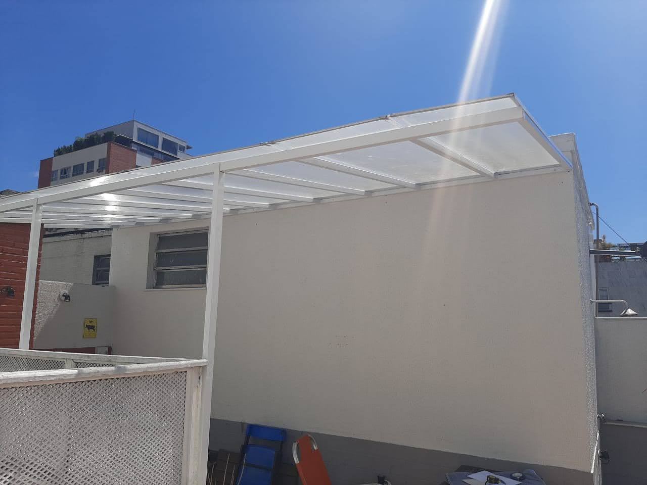 Cobertura em policarbonato — área de laje