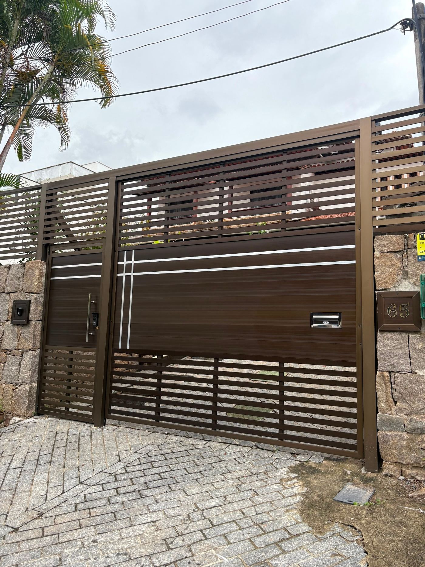 Portão ripado em alumínio marrom