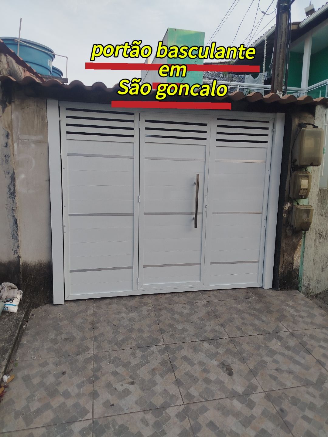 Portão basculante branco com portas sociais